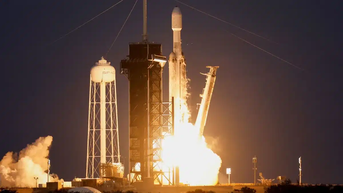SpaceX lança Falcon Heavy após 18 meses e coloca satélite em órbita